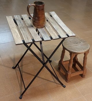 Tavolo pieghevole in legno e ferro con sgabello