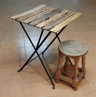 Tavolo pieghevole in legno e ferro con sgabello
