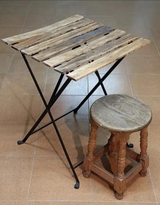 Tavolo pieghevole in legno e ferro con sgabello