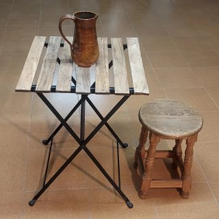 Tavolo pieghevole in legno e ferro con sgabello