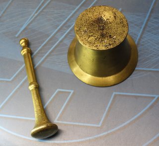 03. Mortero, almirez de bronce con su mazo. Antiguo.