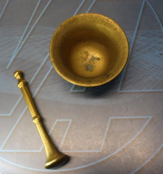 03. Mortero, almirez de bronce con su mazo. Antiguo.