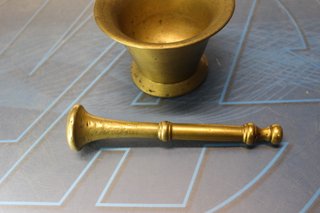 03. Mortero, almirez de bronce con su mazo. Antiguo.