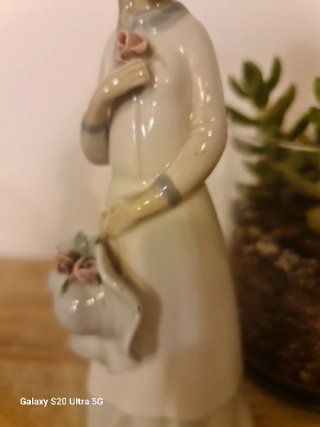 Figura Porcelana Miquel Requena Niña Rosa