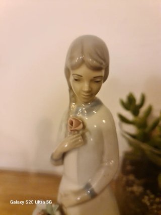 Figura Porcelana Miquel Requena Niña Rosa