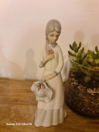 Figura Porcelana Miquel Requena Niña Rosa