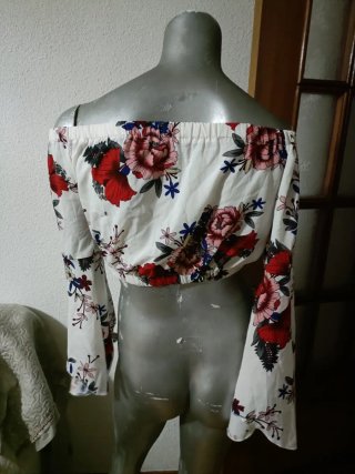 Crop top floral manga acampanada