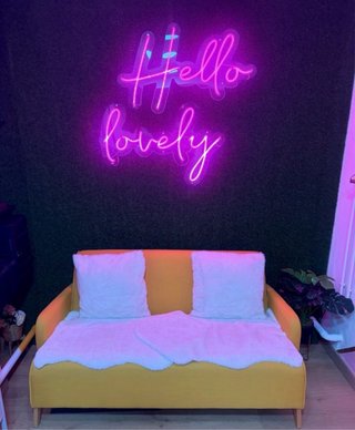 Letrero Neón Hello Lovely Rosa Y SOFA AMARILLO