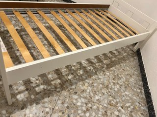 Cama infantil blanca con ovejas son 2 camas