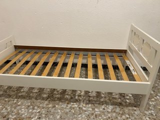 Cama infantil blanca con ovejas son 2 camas