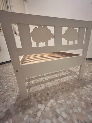Cama infantil blanca con ovejas son 2 camas