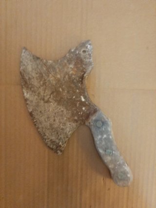 Antiguo cuchillo hacha oxidado