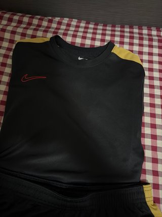 Conjunto Deportivo Nike Negro y Dorado