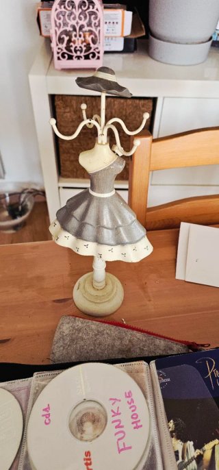 Joyero figura vestido y sombrero