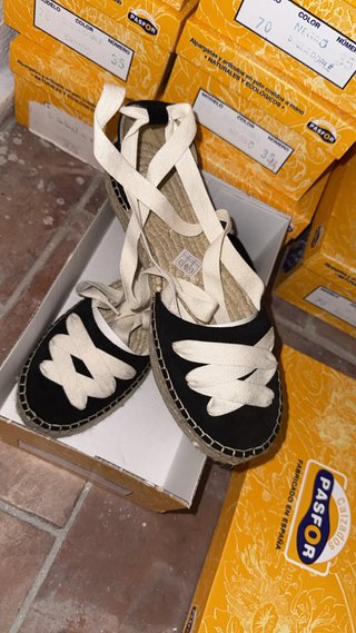 Lote de zapatos espartos beige y marrón