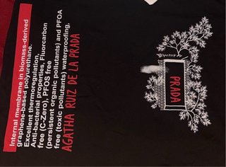 Camiseta Prada Negra con Estampado