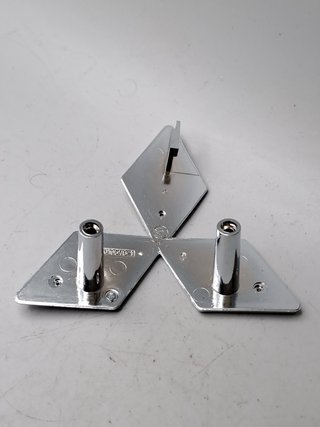 Emblema Mitsubishi MB619578