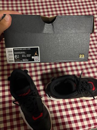 Jordan Max Aura 4 Black University Talla 39