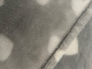Manta de coralina gris con corazones blancos
