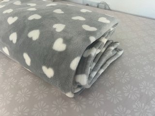 Manta de coralina gris con corazones blancos