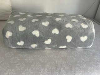 Manta de coralina gris con corazones blancos
