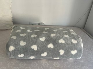 Manta de coralina gris con corazones blancos