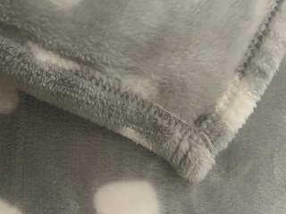 Manta de coralina gris con corazones blancos