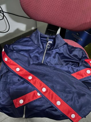 Chaqueta para salir azul con detalles rojos