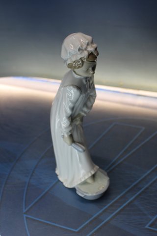 Niña lavándose. Figura de porcelana Nao, Lladró.