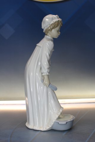 Niña lavándose. Figura de porcelana Nao, Lladró.