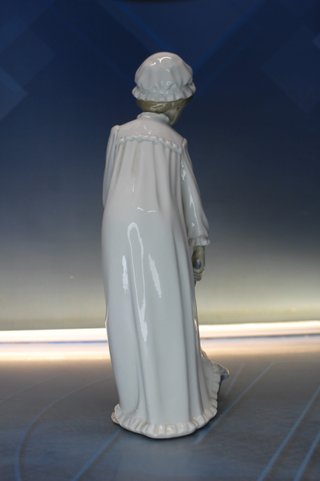 Niña lavándose. Figura de porcelana Nao, Lladró.