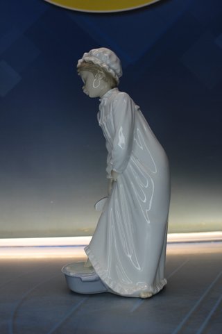 Niña lavándose. Figura de porcelana Nao, Lladró.
