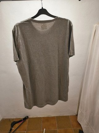 Camiseta Green Fish gris jaspeada con detalle...