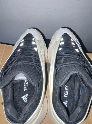Adidas Yeezy 700 v3