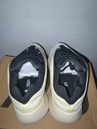 Adidas Yeezy 700 v3