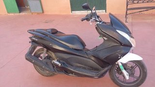 Honda 125cc Scooter Negra y Blanca