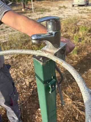 Lavabo de piedra con grifo y base