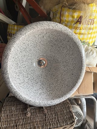 Lavabo de piedra con grifo y base