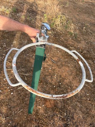 Lavabo de piedra con grifo y base