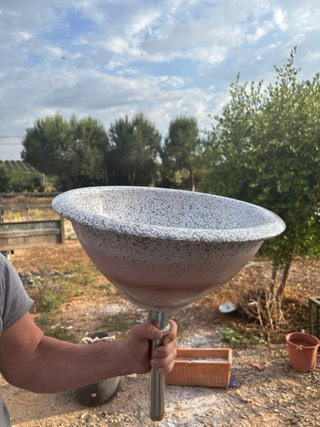 Lavabo de piedra con grifo y base