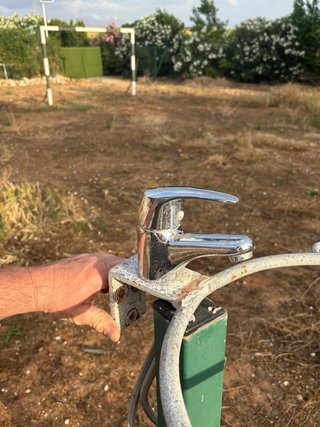 Lavabo de piedra con grifo y base