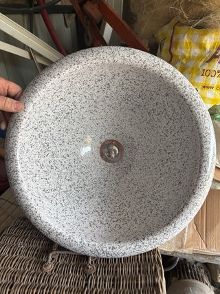 Lavabo de piedra con grifo y base