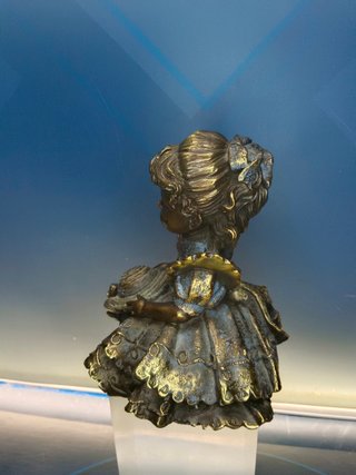 Figura de bronce niña campesina 18x17x17 cm