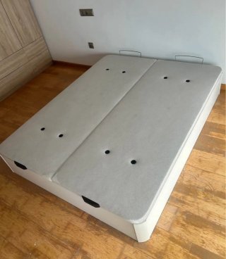 Canapé de cama tapizado beige y blanco