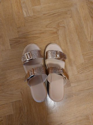 Sandalias rosa dorado con plataforma