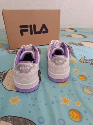 Deportivas Fila Blancas y Moradas