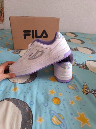 Deportivas Fila Blancas y Moradas