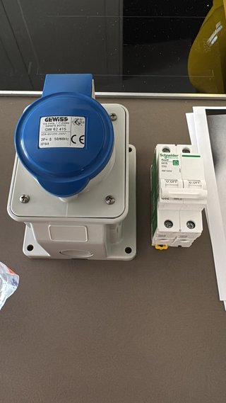 Caja estanca Gewiss y térmico Schneider