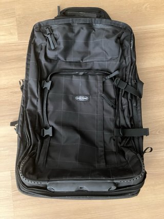 Maleta Eastpak negra con ruedas