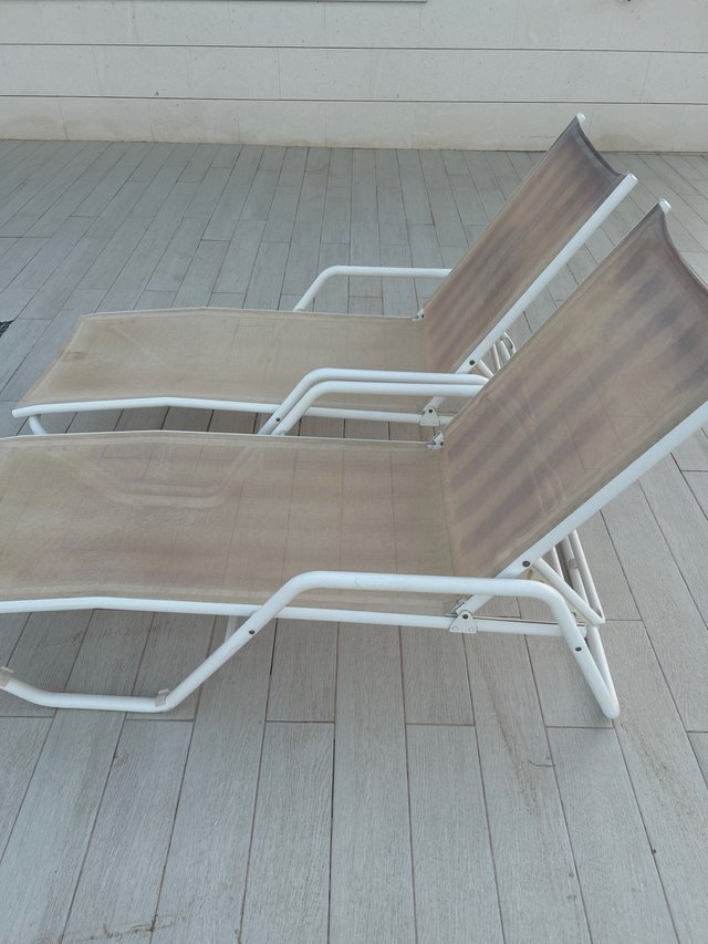 Tumbonas de tela y metal beige